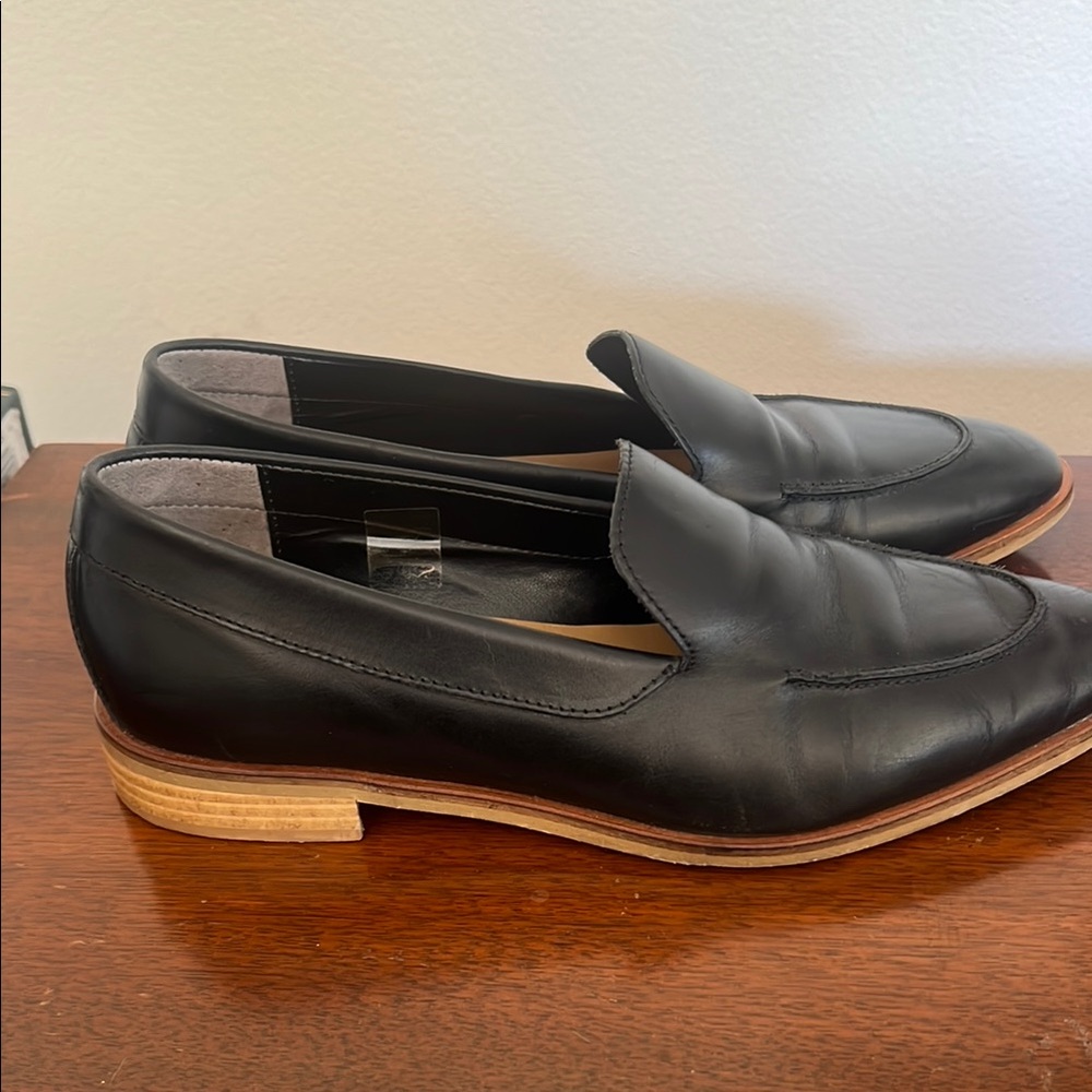 Everlane Black Leather Loafers with Classic Slip-On Design